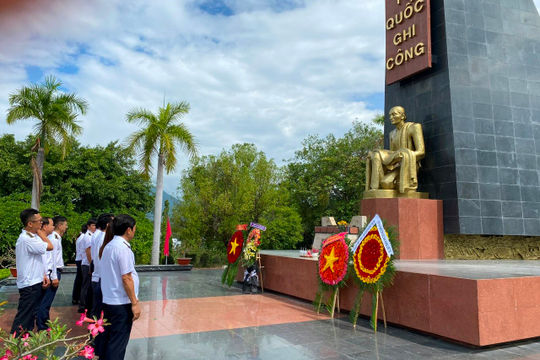Kiểm toán nhà nước khu vực VIII dâng hương tri ân các anh hùng liệt sỹ Kiểm toán nhà nước khu vực VIII dâng hương tri ân các anh hùng liệt sỹ