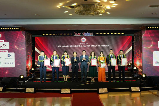 Vinh danh Top 10 Công ty Đại chúng uy tín, hiệu quả Vinh danh Top 10 Công ty Đại chúng uy tín, hiệu quả