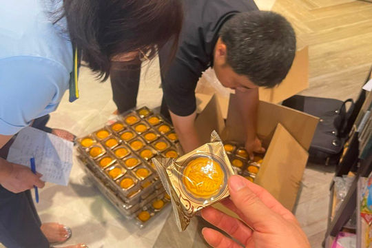 Hà Nội: Tạm giữ hàng trăm sản phẩm bánh kẹo nhập lậu tại quận Ba Đình Hà Nội: Tạm giữ hàng trăm sản phẩm bánh kẹo nhập lậu tại quận Ba Đình