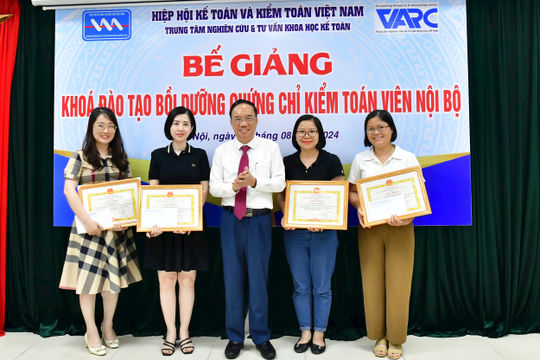 VAA trao chứng chỉ Kiểm toán viên nội bộ cấp độ cơ bản cho 46 học viên VAA trao chứng chỉ Kiểm toán viên nội bộ cấp độ cơ bản cho 46 học viên