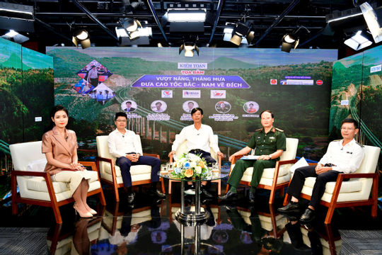 Đang diễn ra Tọa đàm “Vượt nắng, thắng mưa” đưa cao tốc Bắc - Nam về đích