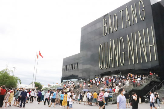 Du lịch Quảng Ninh đang trở thành ngành kinh tế mũi nhọn, gắn với phát triển kinh tế biển bền vững Du lịch Quảng Ninh đang trở thành ngành kinh tế mũi nhọn, gắn với phát triển kinh tế biển bền vững