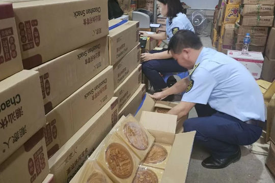 Quản lý thị trường Hà Nội: Tạm giữ lượng lớn bánh trung thu có dấu hiệu nhập lậu  Quản lý thị trường Hà Nội: Tạm giữ lượng lớn bánh trung thu có dấu hiệu nhập lậu