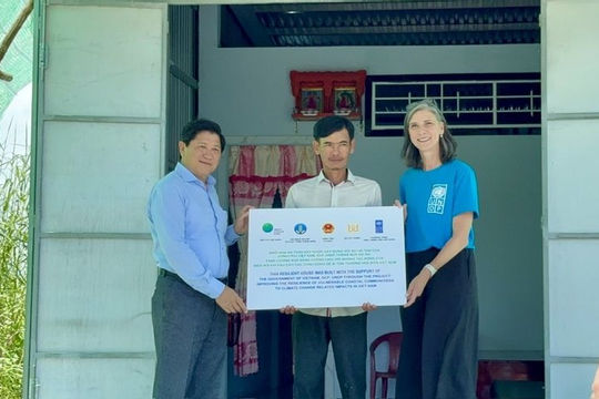 425 hộ gia đình dễ bị tổn thương tại Cà Mau được trao tặng nhà an toàn