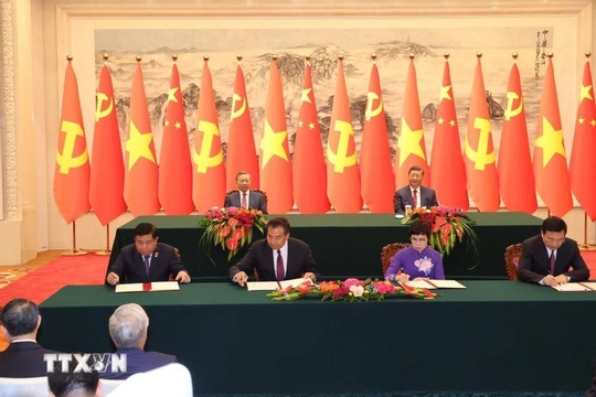 Tổng Bí thư, Chủ tịch nước Việt Nam và Trung Quốc chứng kiến Lễ ký các văn kiện hợp tác giữa hai nước