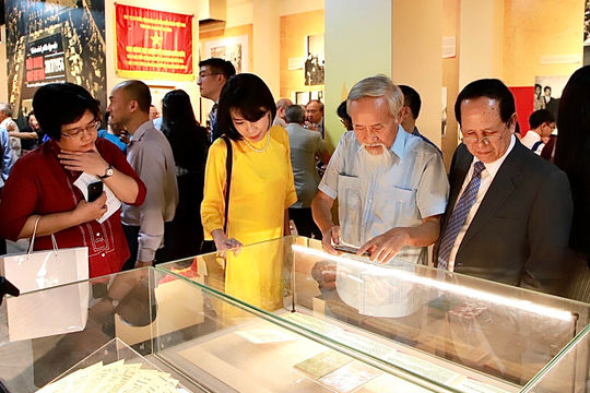 Nhiều tư liệu quý tại triển lãm về Hiệp định Giơ-ne-vơ