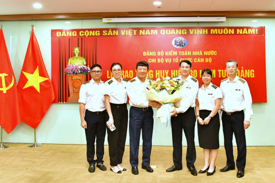 Chi bộ Vụ Tổ chức cán bộ tổ chức Lễ trao tặng Huy hiệu 30 năm tuổi Đảng