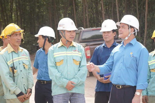 Động viên người lao động quyết tâm hoàn thành công trình đường dây 500kV mạch 3