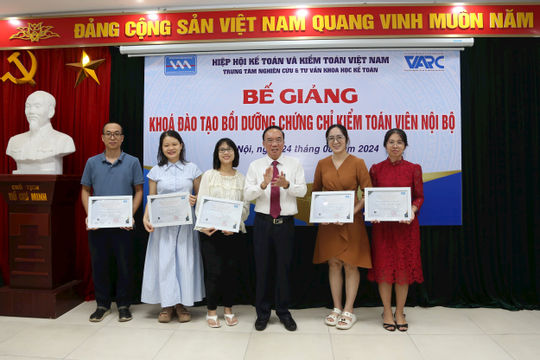 50 học viên được nhận chứng chỉ kiểm toán viên nội bộ cấp độ thực hành 50 học viên được nhận chứng chỉ kiểm toán viên nội bộ cấp độ thực hành