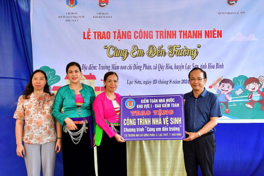 Trao tặng công trình “Nhà vệ sinh cho em” tại Trường mầm non chi Đống Phản, tỉnh Hòa Bình