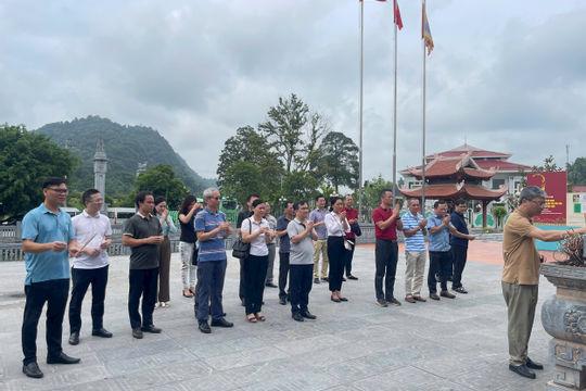 Dâng hương tưởng nhớ Chủ tịch Hồ Chí Minh nhân dịp Kỷ niệm 55 năm thực hiện Di chúc của Người