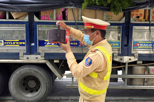 Hà Nội: Bắt giữ xe tải chở 9 tấn thực phẩm nhập lậu vận chuyến từ Lào Cai về tiêu thụ 