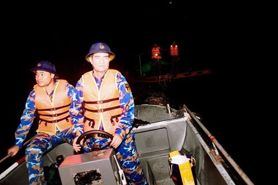 Lực lượng hải quân, biên phòng khẩn trương cứu hộ, giúp dân khắc phục hậu quả bão số 3