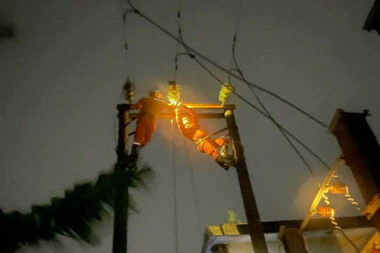 Ngành điện nỗ lực cao nhất, sớm cấp điện an toàn trở lại sau bão 