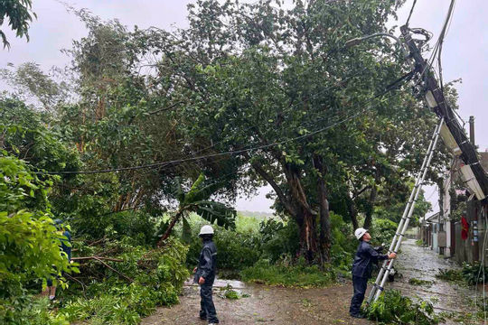 EVNHANOI khẩn trương khắc phục sự cố điện sau siêu bão 