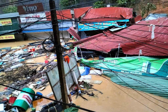 Lào Cai: mưa to đến rất to trên diện rộng gây ngập úng, lũ quét và sạt lở đất ở nhiều địa phương  Lào Cai: mưa to đến rất to trên diện rộng gây ngập úng, lũ quét và sạt lở đất ở nhiều địa phương