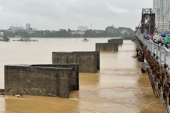 Khẩn cấp ứng phó lũ lớn trên các tuyến sông Khẩn cấp ứng phó lũ lớn trên các tuyến sông