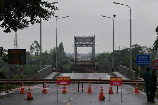 Bộ Quốc phòng chỉ đạo thi công cầu phao ở Phong Châu sau sự cố sập cầu
 
Bộ Quốc phòng chỉ đạo thi công cầu phao ở Phong Châu sau sự cố sập cầu