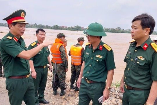 Tình quân dân sau bão Yagi: Giúp nhân dân như giúp chính người thân trong gia đình Tình quân dân sau bão Yagi: Giúp nhân dân như giúp chính người thân trong gia đình