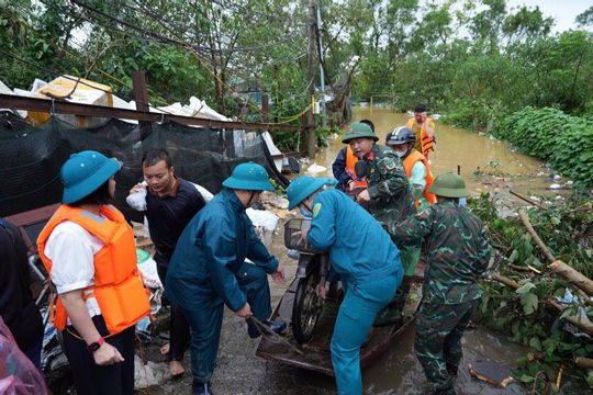 Tăng cường ứng phó, kịp thời di dời người dân trong vùng nguy cơ sạt lở ngay trong đêm  Tăng cường ứng phó, kịp thời di dời người dân trong vùng nguy cơ sạt lở ngay trong đêm