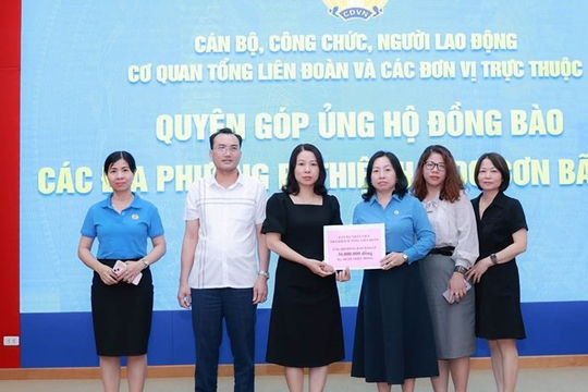 Các cấp công đoàn Việt Nam sẻ chia khó khăn với người dân vùng lũ  Các cấp công đoàn Việt Nam sẻ chia khó khăn với người dân vùng lũ