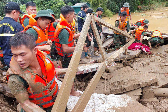 300 cán bộ chiến sĩ Quân khu 2 tích cực tìm kiếm người mất tích vụ lũ quét ở làng Nủ, Lào Cai 