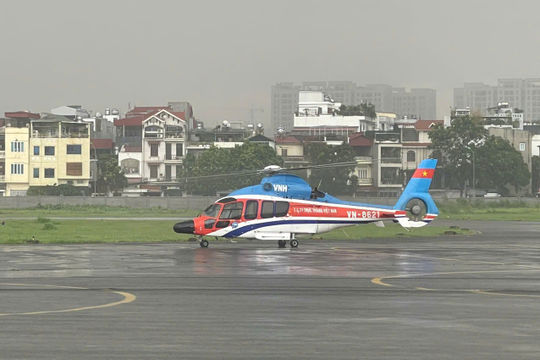 Máy bay của Công ty Trực thăng Miền Bắc, Binh đoàn 18/BQP vận chuyển hàng hóa cứu trợ đến Cao Bằng, Yên Bái 