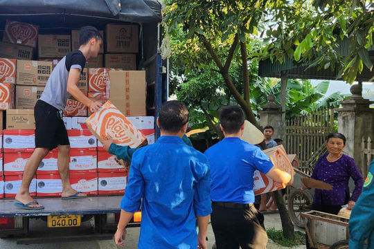 Những chuyến xe mang theo nhu yếu phẩm của Kiểm toán nhà nước đã đến với người dân vùng lũ