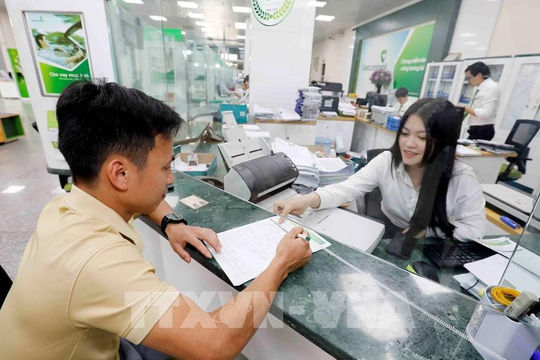 Loạt ngân hàng giảm lãi suất để hỗ trợ khách hàng vùng bão lũ