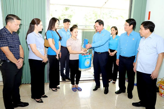 Chủ tịch Tổng Liên đoàn Lao động Việt Nam thăm, tặng quà người dân bị bão lũ tại Hà Giang