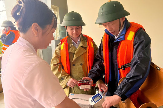 Bộ Y tế đề nghị các đơn vị tích cực triển khai công tác khám, chữa bệnh, hỗ trợ khắc phục hậu quả bão lụt