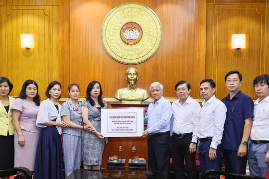 Kiều bào gửi trao hơn 600 triệu đồng hỗ trợ đồng bào chịu ảnh hưởng bởi bão Yagi