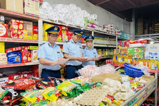 Hà Nội: Sẽ xử phạt nặng tình trạng găm hàng, nâng giá sau bão số 3  Hà Nội: Sẽ xử phạt nặng tình trạng găm hàng, nâng giá sau bão số 3