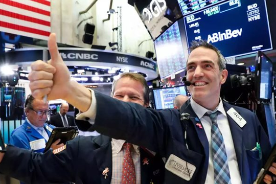 Vàng và chứng khoán Mỹ lập kỷ lục mới khi quyết định lãi suất của Fed đến gần