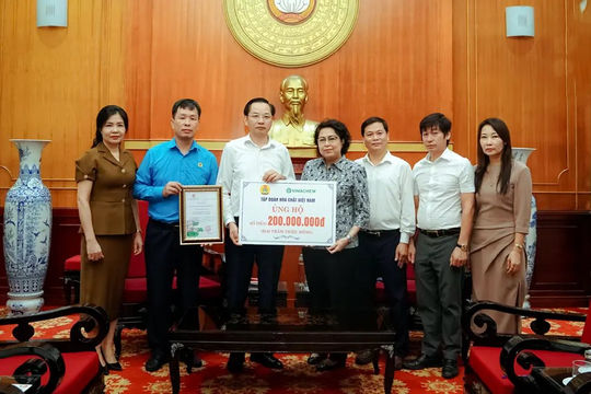 Tập đoàn Hóa chất Việt Nam, Công đoàn Công nghiệp Hóa chất Việt Nam ủng hộ đồng bào bị thiệt hại do mưa lũ