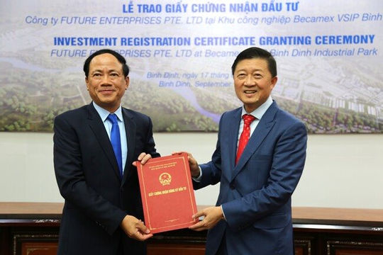 Bình Định: Trao Giấy chứng nhận đầu tư dự án hơn 2.000 tỷ đồng cho doanh nghiệp Singapore Bình Định: Trao Giấy chứng nhận đầu tư dự án hơn 2.000 tỷ đồng cho doanh nghiệp Singapore