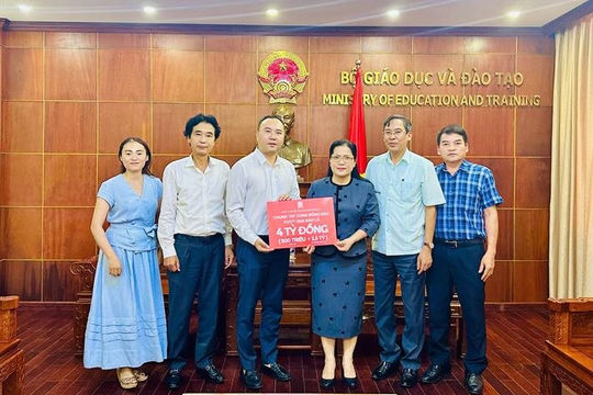 Văn phòng phẩm Hồng Hà trao tặng 04 tỷ đồng tới học sinh - giáo viên vùng lũ