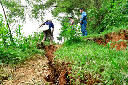 Xóm núi nghèo tan hoang sau bão lũ