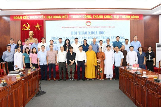 Phát huy nguồn lực các tôn giáo trong xây dựng, củng cố khối đại đoàn kết dân tộc Phát huy nguồn lực các tôn giáo trong xây dựng, củng cố khối đại đoàn kết dân tộc