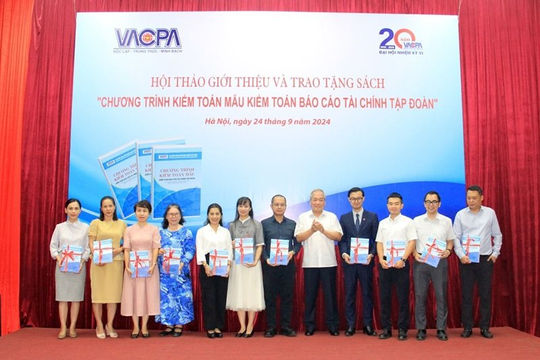 VACPA giới thiệu và trao tặng sách Chương trình kiểm toán mẫu kiểm toán báo cáo tài chính tập đoàn