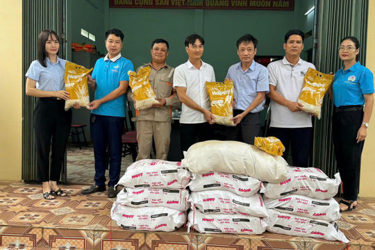 Liên minh Hợp tác xã Việt Nam cùng các nhà hảo tâm trao tặng 35 tấn gạo hỗ trợ các HTX chịu thiệt hại nặng nề của cơn bão số 3