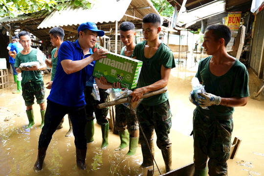 Vinamilk tiếp tục hỗ trợ người dân sau bão lũ