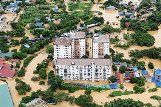 Tái thiết sau bão lũ