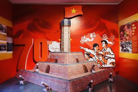 Khai mạc Triển lãm “Thành tựu kinh tế, văn hóa, xã hội của Thủ đô 70 năm xây dựng và phát triển”  Khai mạc Triển lãm “Thành tựu kinh tế, văn hóa, xã hội của Thủ đô 70 năm xây dựng và phát triển”