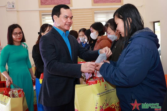 Nhiều hoạt động chăm lo cho người lao động dịp Tết Nguyên đán Ất Tỵ 2025 Nhiều hoạt động chăm lo cho người lao động dịp Tết Nguyên đán Ất Tỵ 2025