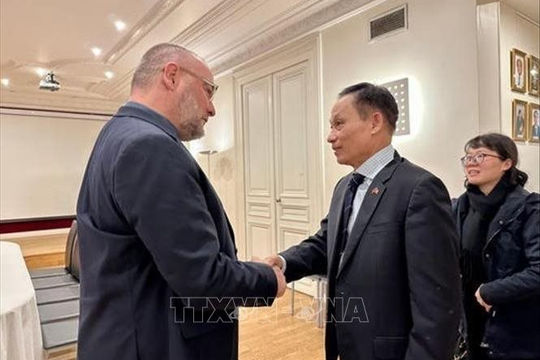 Trưởng ban Đối ngoại Trung ương Lê Hoài Trung tiếp Bí thư Trung ương phụ trách Đối ngoại Đảng Xã hội Pháp