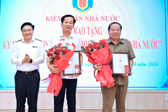 Trao tặng Kỷ niệm chương “Vì sự nghiệp Kiểm toán nhà nước” cho lãnh đạo tỉnh Kiên Giang