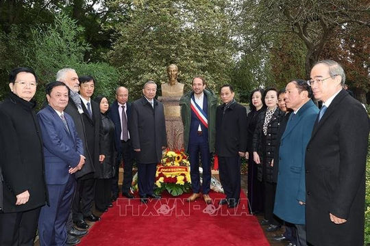 Tổng Bí thư, Chủ tịch nước Tô Lâm đặt hoa tại Tượng đài Bác Hồ ở thành phố Montreuil của Pháp