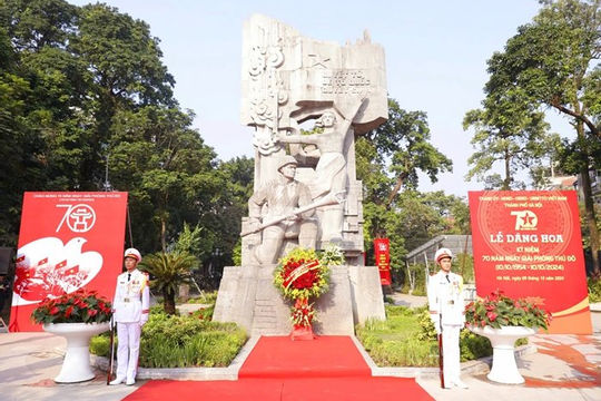 Phát huy tinh thần gương mẫu, phấn đấu đi đầu  cùng đất nước tiến vào kỷ nguyên mới Phát huy tinh thần gương mẫu, phấn đấu đi đầu  cùng đất nước tiến vào kỷ nguyên mới