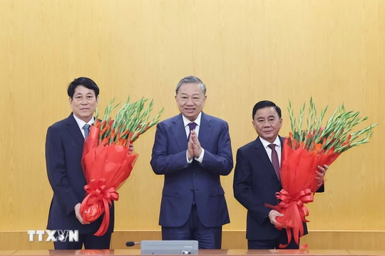 Tổng Bí thư Tô Lâm trao Quyết định phân công đồng chí Trần Cẩm Tú giữ chức Thường trực Ban Bí thư Tổng Bí thư Tô Lâm trao Quyết định phân công đồng chí Trần Cẩm Tú giữ chức Thường trực Ban Bí thư
